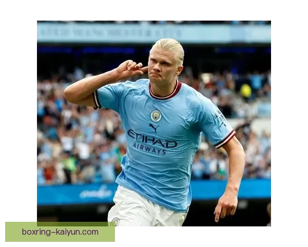 哈兰德：年轻巨星如何凭借年龄优势持续主宰足坛表现稳健